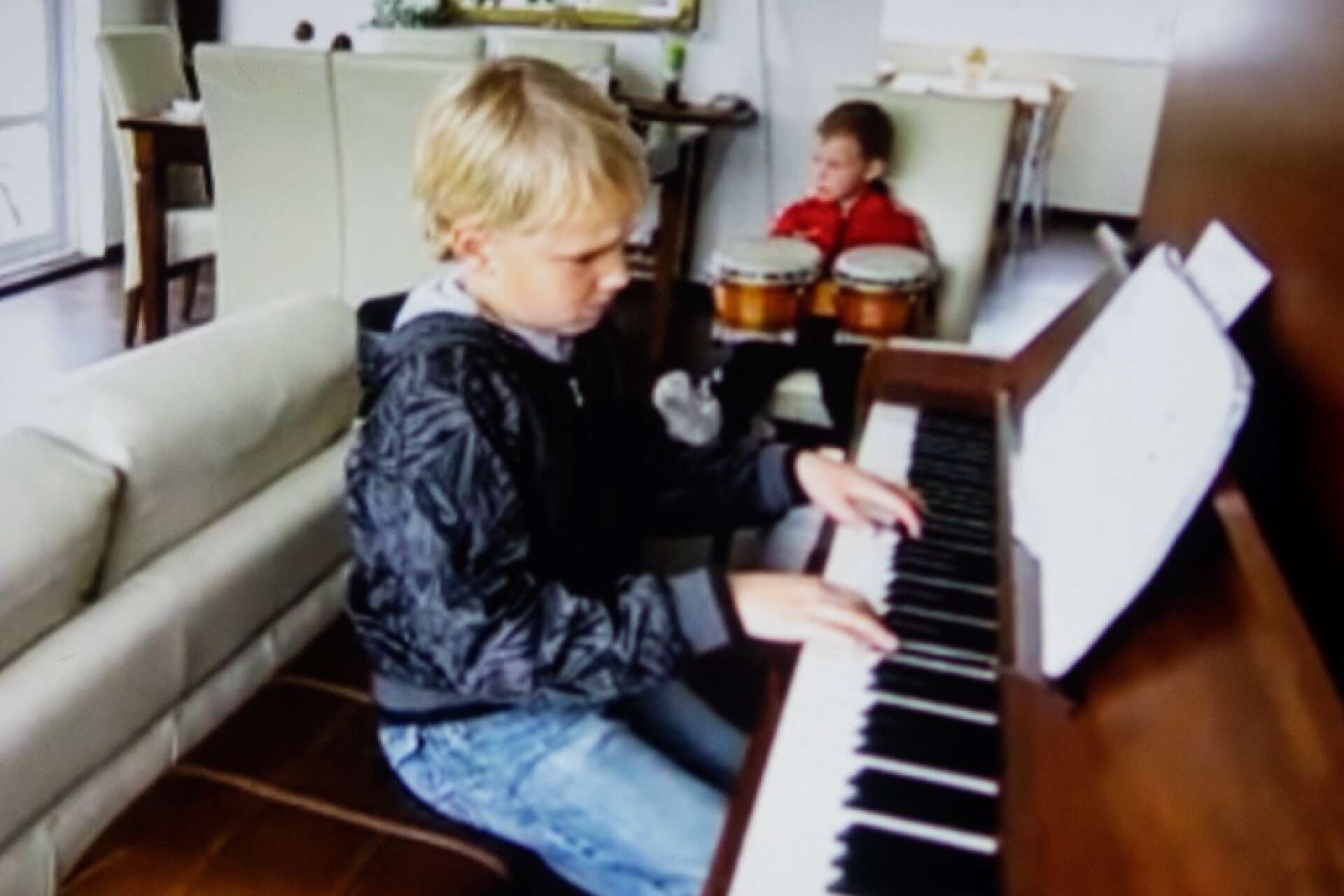 Vi var i Degerfors och träffade familjen till Birkir Blær De visar ett klipp från när Birkir var åtta år och spelar piano. Musiken hade han skrivit själv