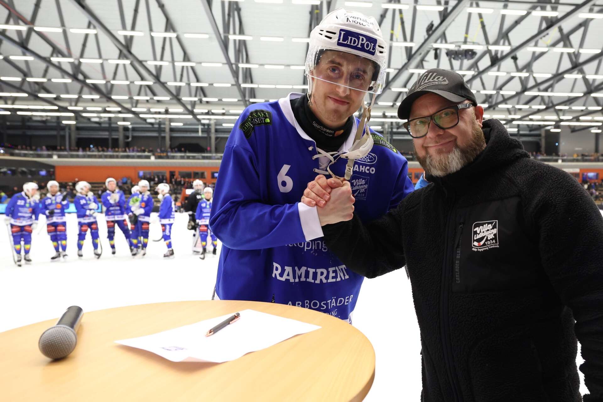Martin Karlsson med klubbdirektören Jonas ”Sparris” Johansson.