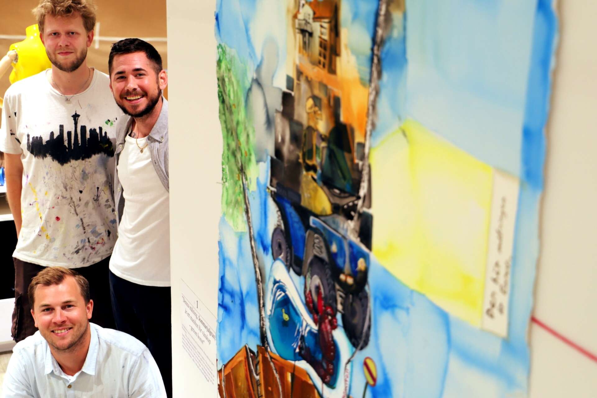 Tre vänner i konsten ställer ut ihop i en tidigare butikslokal i Mitticity: Albin Liljestrand, Erik Hjorth och Daniel Zausnig. Bland de hundra konstverken på utställningen finns till och med ett par som de målat tillsammans.