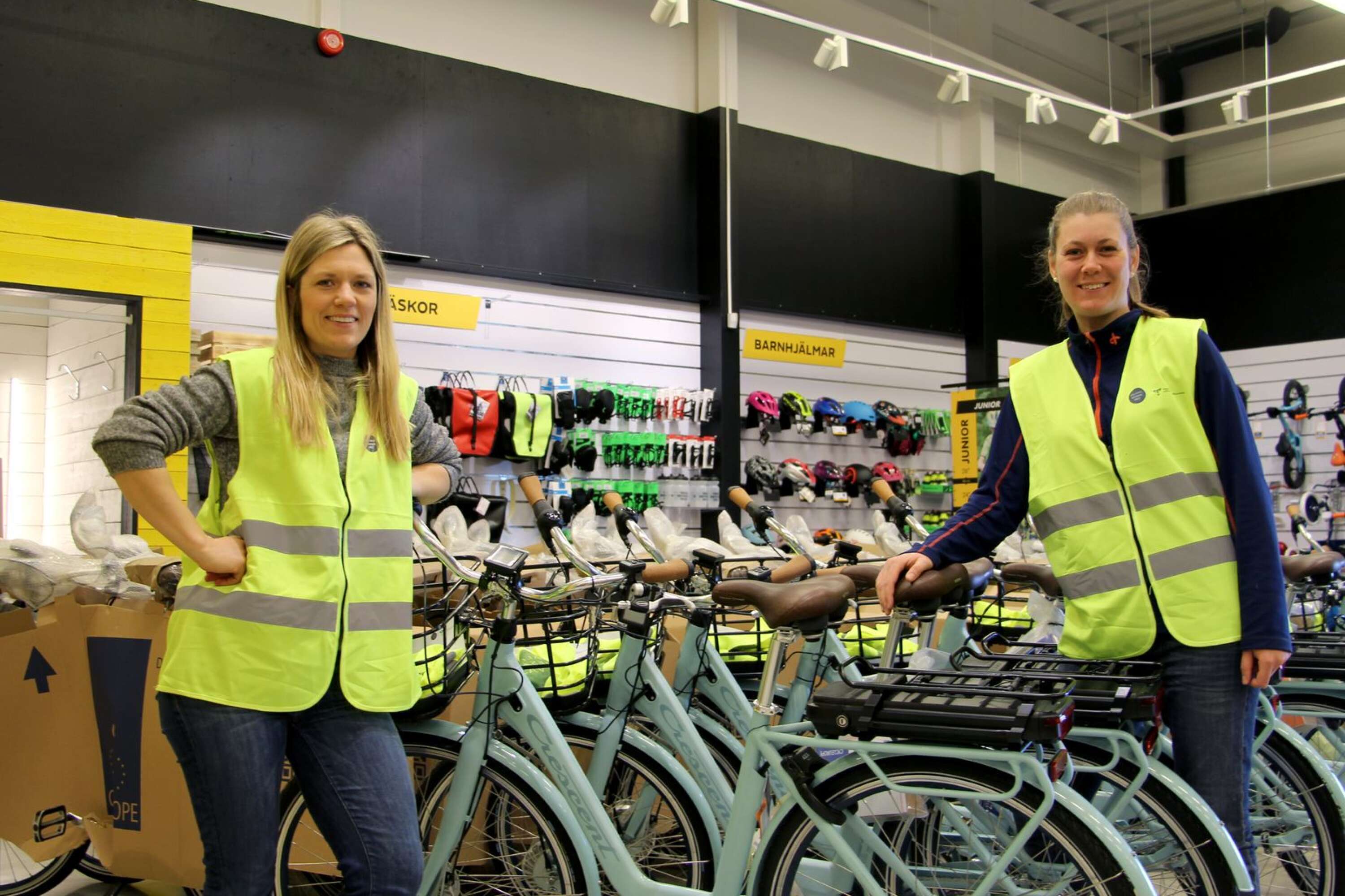 Lena Hesselroth och Linnéa Andersson från Hållbart resande väst hjälpte till i utdelandet av cyklarna.