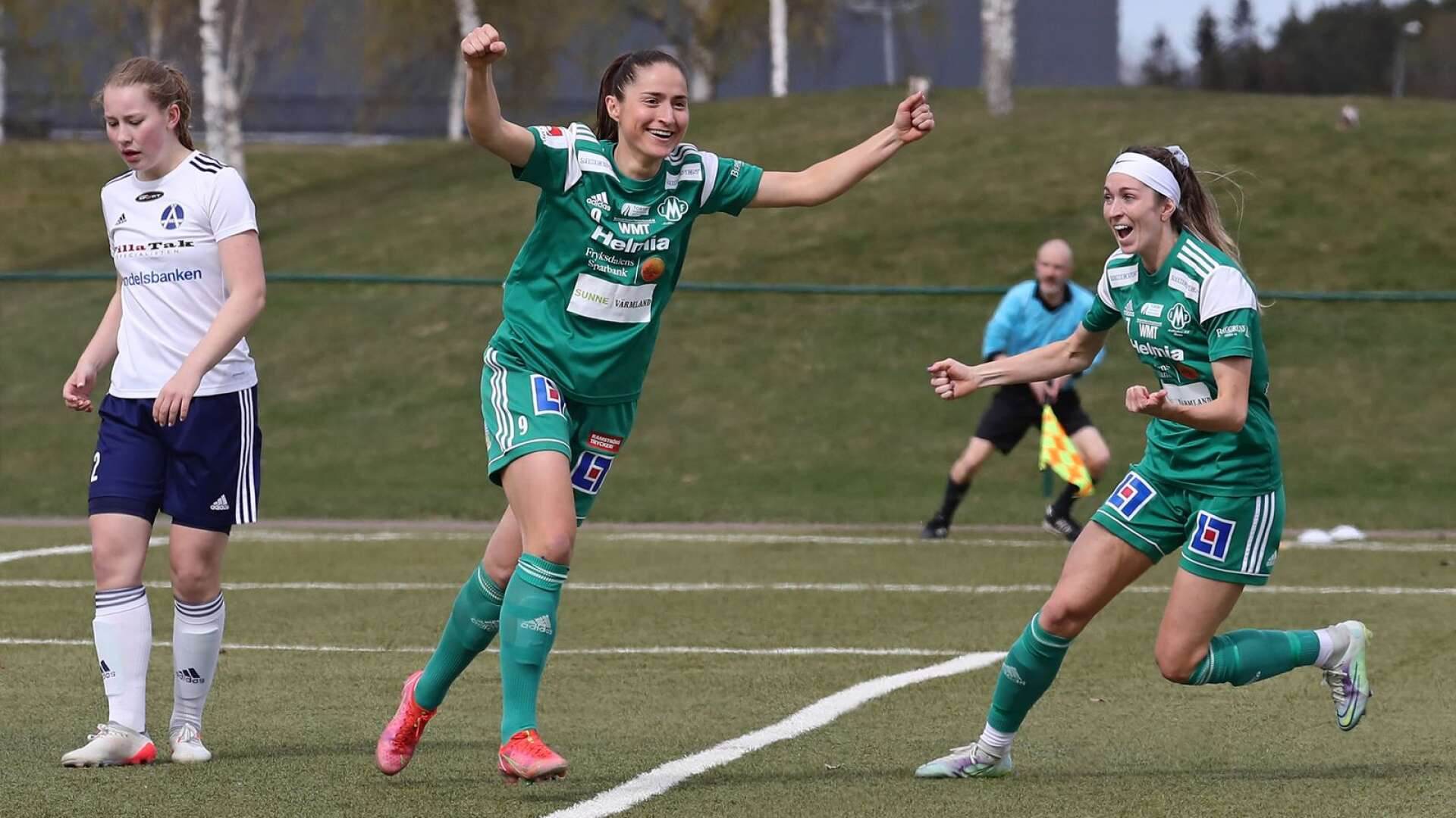 Mallbackens Irvina Bajramovic gjorde matchens första mål redan i den andra minuten och firade med Kari Johnston (till höger).