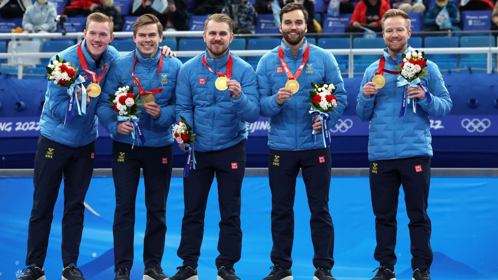 Sveriges guldlag i OS: Daniel Magnusson, Christoffer Sundgren, Rasmus Wranå, Oskar Eriksson och Niklas Edin. Nu har laget från Karlstad utsetts till bästa manliga lag totalt under spelen i Peking.