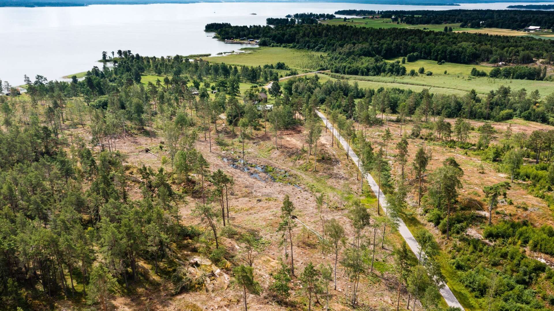 Länsstyrelsen upphäver kommunens förhandsbesked att markägaren kan stycka av tre tomter på fastigheten Noret 1:3 på södra Torsö. Beslutet saknar motivering.
