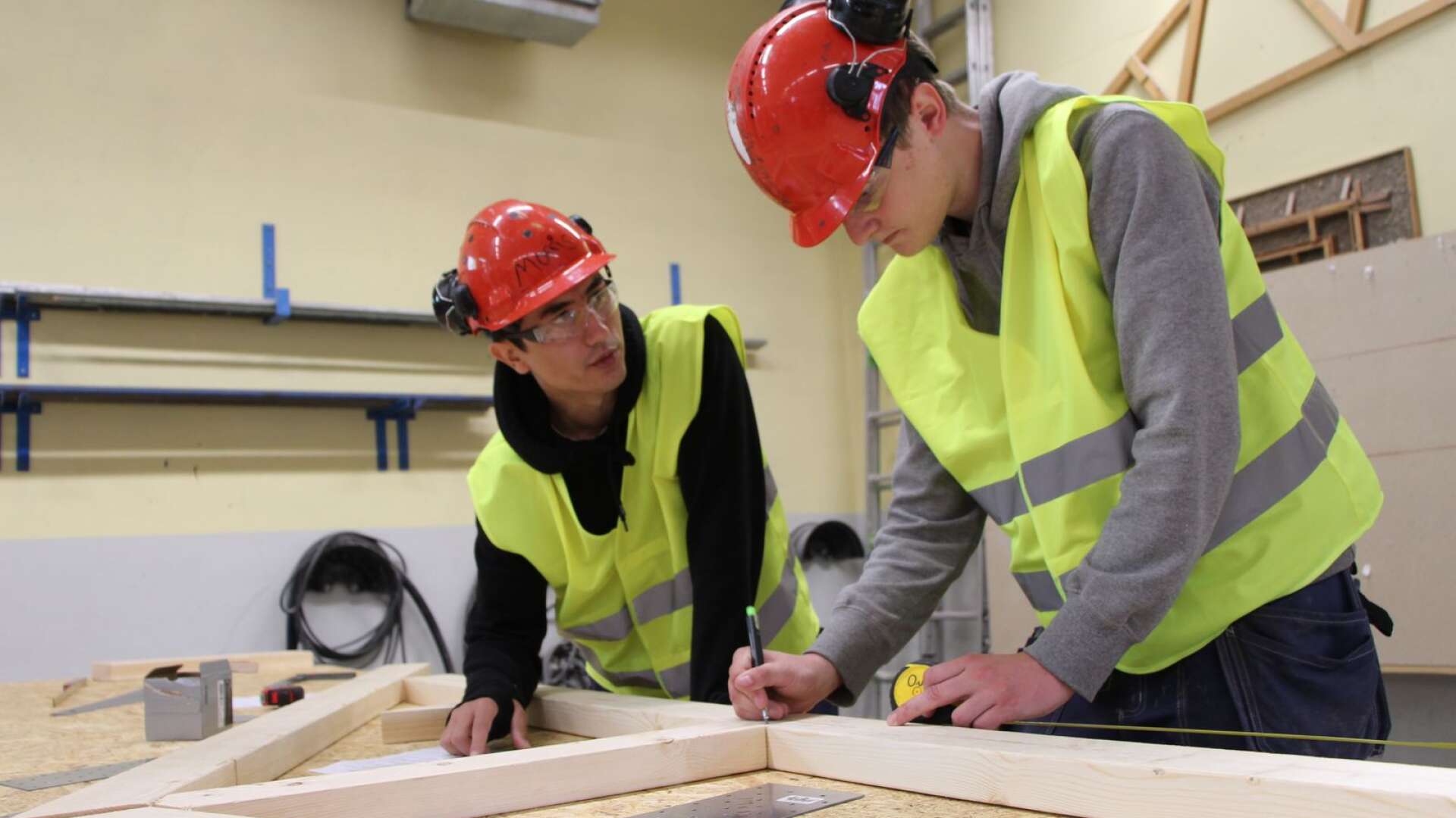 Ove Johannesen och Hamid Khavari i tvåan på Stjerneskolans byggprogram vann tävlingen som gick ut på att bygga en takstol.