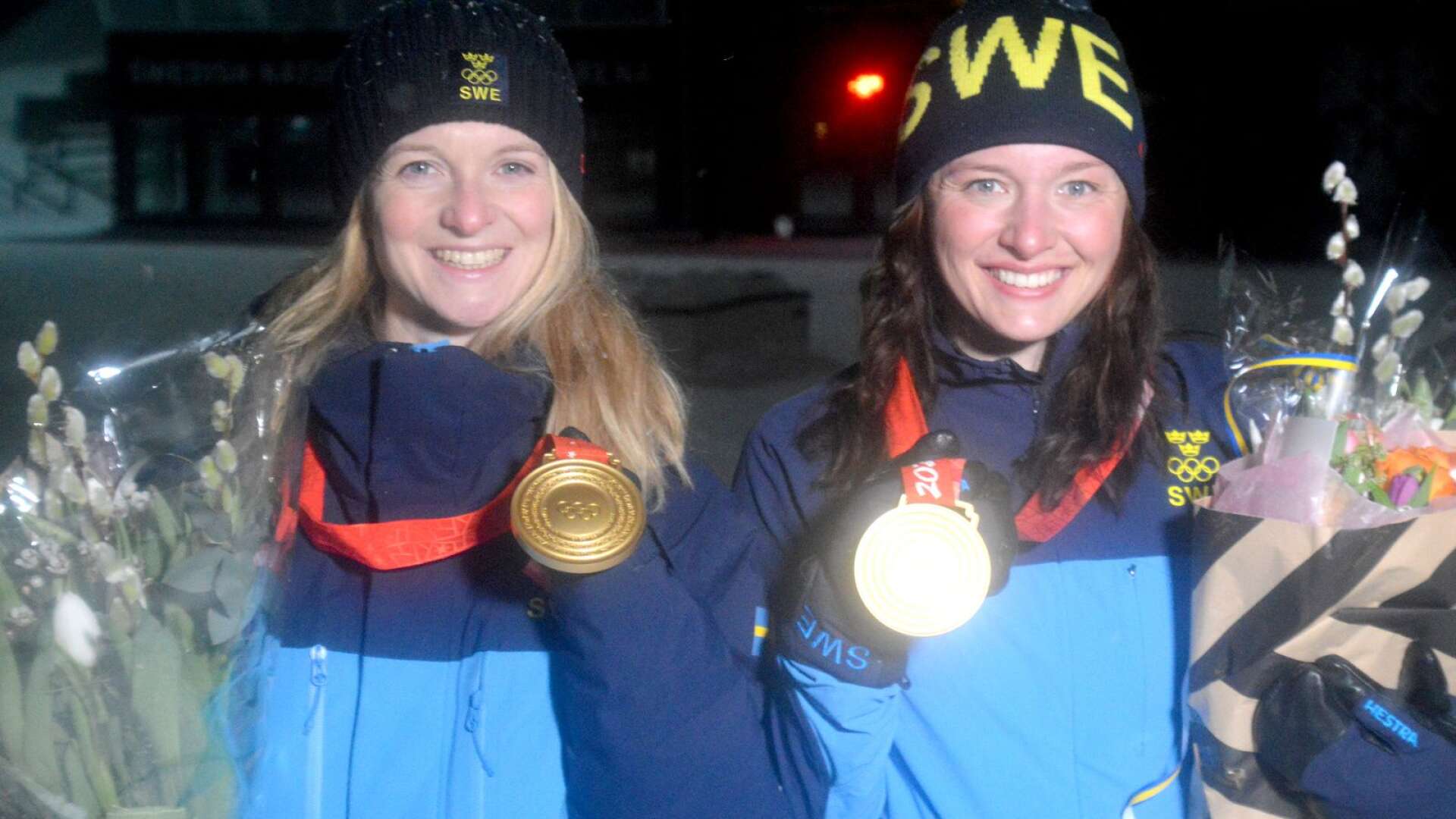 Mona Brorsson och Linn Persson var trötta men väldigt glada när de efter en lång resa kom hem till Östersund på måndagen, som historiska guldmedaljörer på OS.