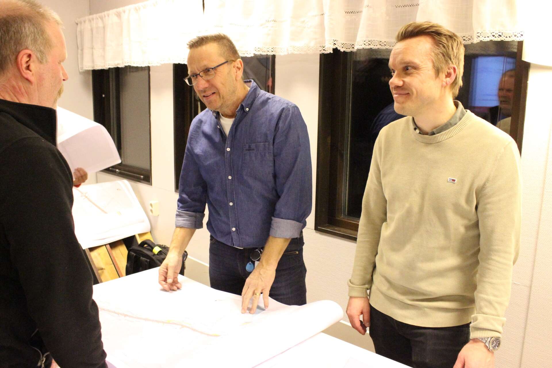 Bo Koppfeldt, biträdande projektledare för Trafikverket, och Tobias Lindström som jobbar med planförslaget på vägen hos Afry, på uppdrag av Trafikverket, svarade på frågor.