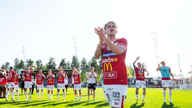 Justin Salmon jublar framför Vulkanerna efter den viktiga segern mot bottenkonkurrenten AIK.