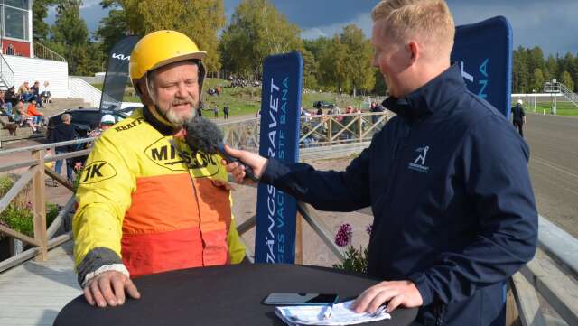 Jimmy Karlsson intervjuas av Bobby Möller efter segern i Årjäng.