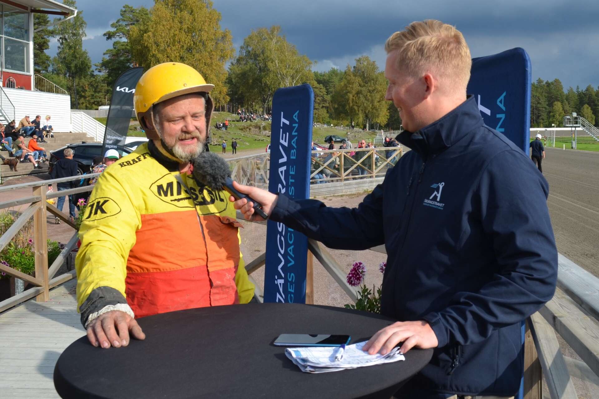 Jimmy Karlsson intervjuas av Bobby Möller efter segern i Årjäng.