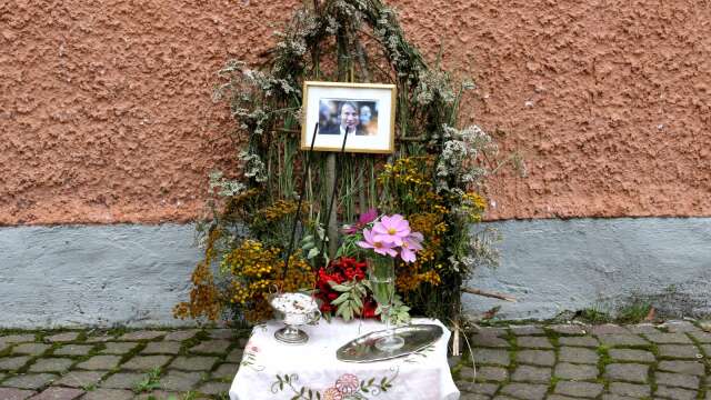 Under veckoslutet dök en installation med den danske skådespelaren Mads Mikkelsen i fokus upp utanför Mariestads teater.