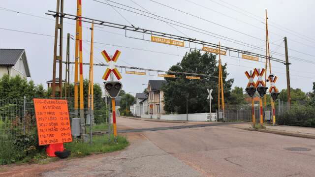 Järnvägsövergångar i Kristinehamn stängdes av under nästan en vecka i somras Anledningen var att spåren skulle bytas. Bilden är från övergången på Jakobsbergsgatan.