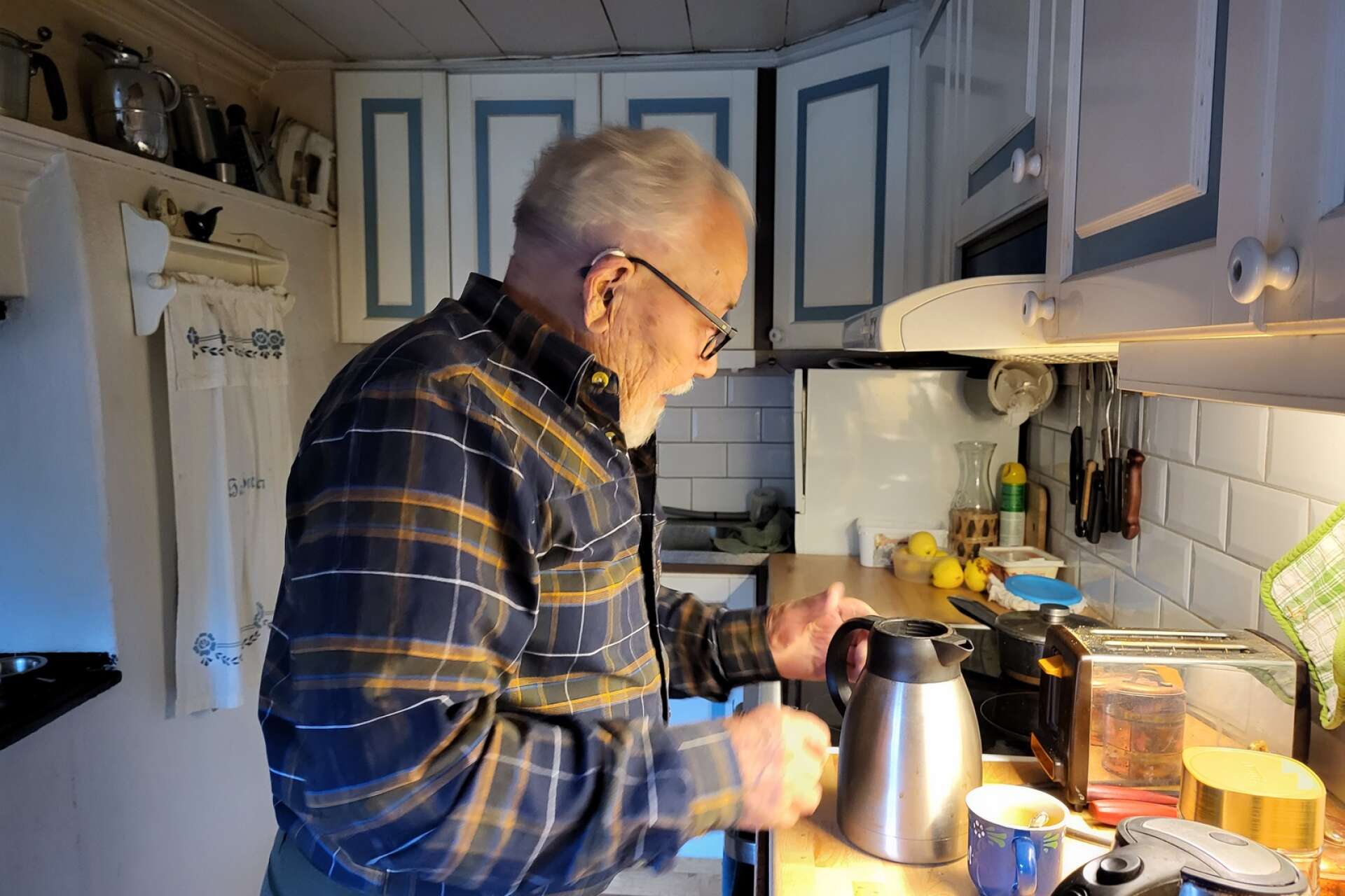 Raskt sätter Pauli på kaffet i köket. Han har alltid gillat att vara en sån där hemmaman, att baka bröd och stöka i köket är inget främmande för honom. 