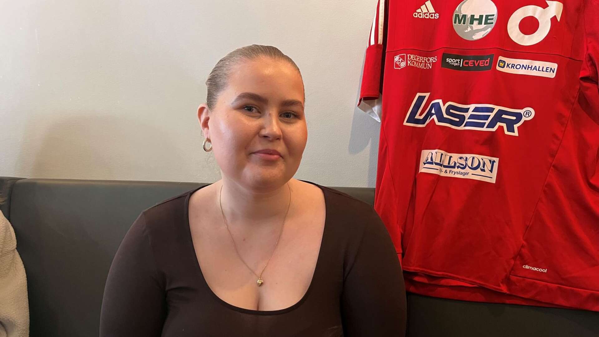 Vilma Bläckberg ser de flesta matcher med Degerfors på tv. När favoritlaget spelar i Stockholmsområdet försöker hon vara på plats så ofta som möjligt.