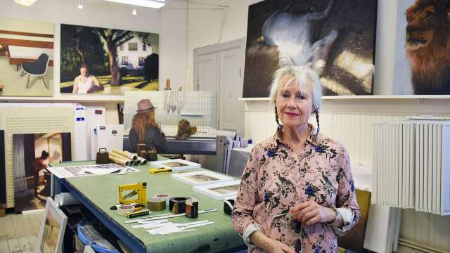Karin Broos, som tog emot besökarna hemma i ateljén i Smedsby, har en mängd utställningar på gång, bland annat i Falun i sommar.