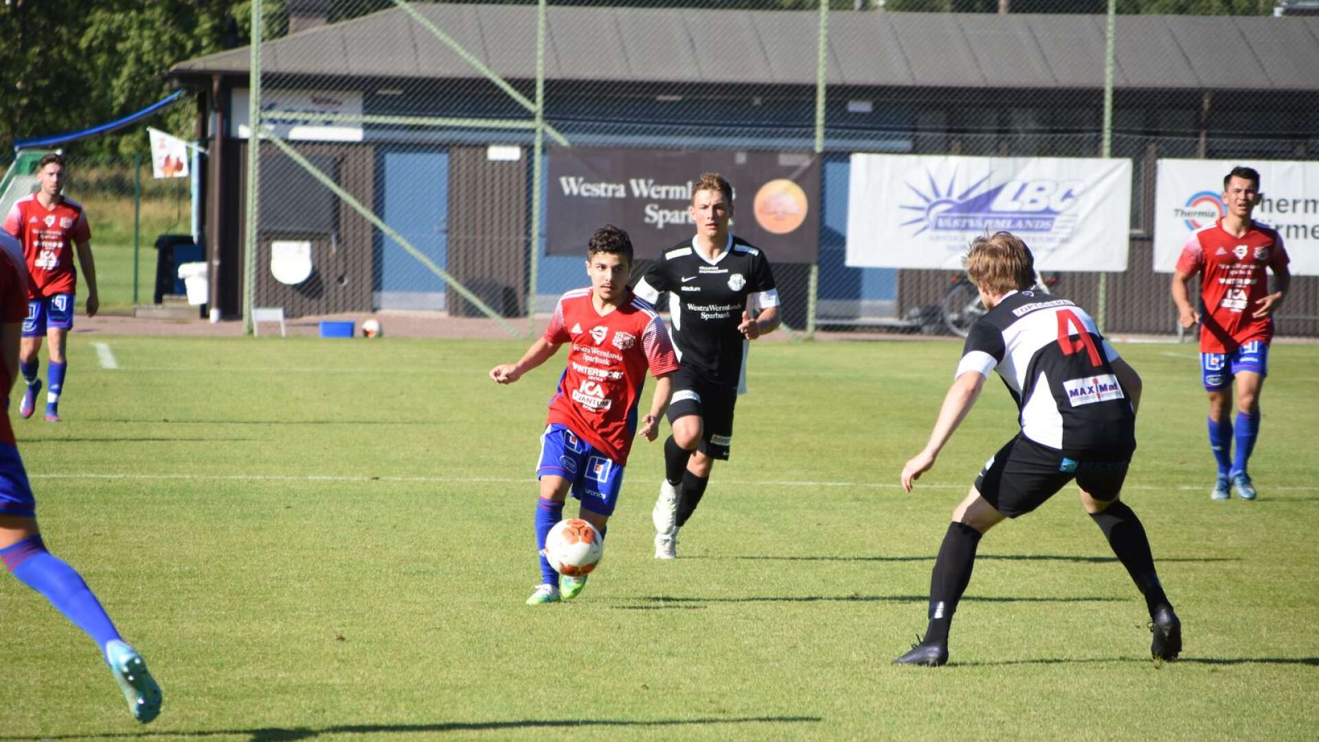Johan Shanaa gjorde ett av Arvikas fem mål i hemmamatchen mot Grums II.