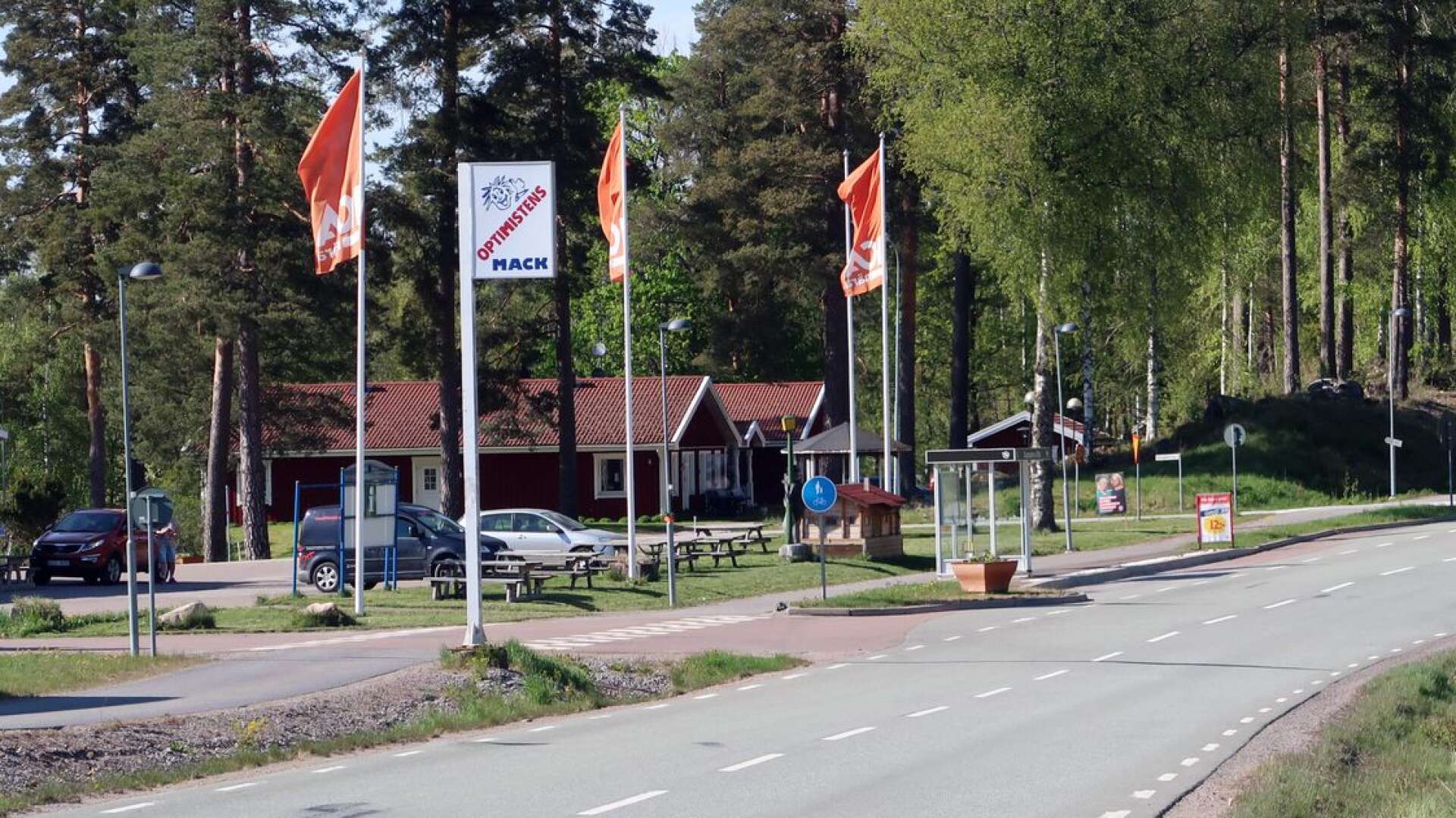 Bensinmacken i Gustavsfors vid Optimistens lanthandel ligger längs med väg 172.