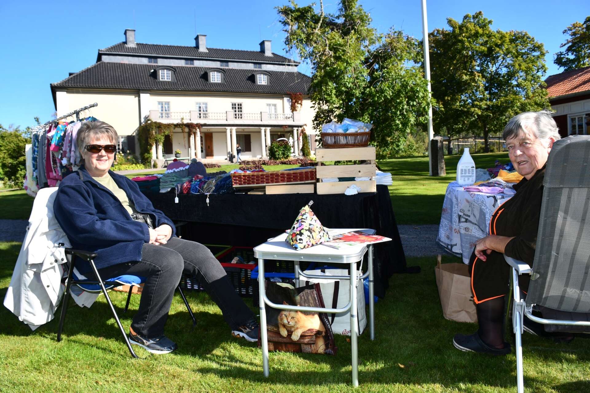 Utställarna Liselott Norgren och Gunhild Högberg trivdes i solskenet. 