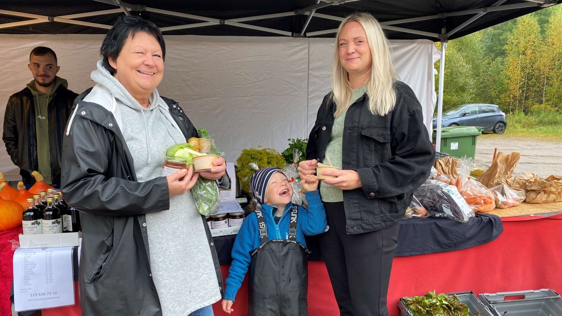  Carina Johansson med dotter Julia Nilsson och barnbarnet Levi Sigurdsson från Sunne köpte grönsaker från Torfolk gård.