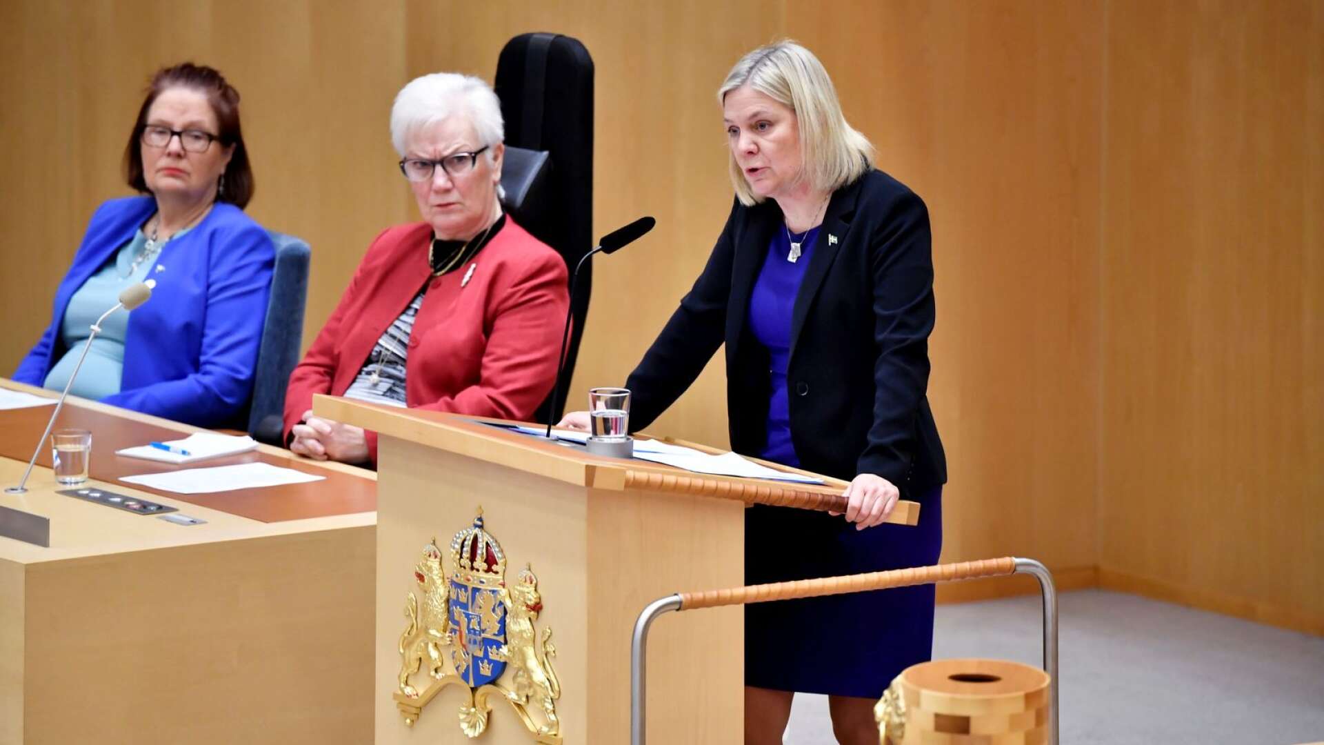 Statsminister Magdalena Andersson (S) läser upp sin regeringsförklaring i riksdagen.
