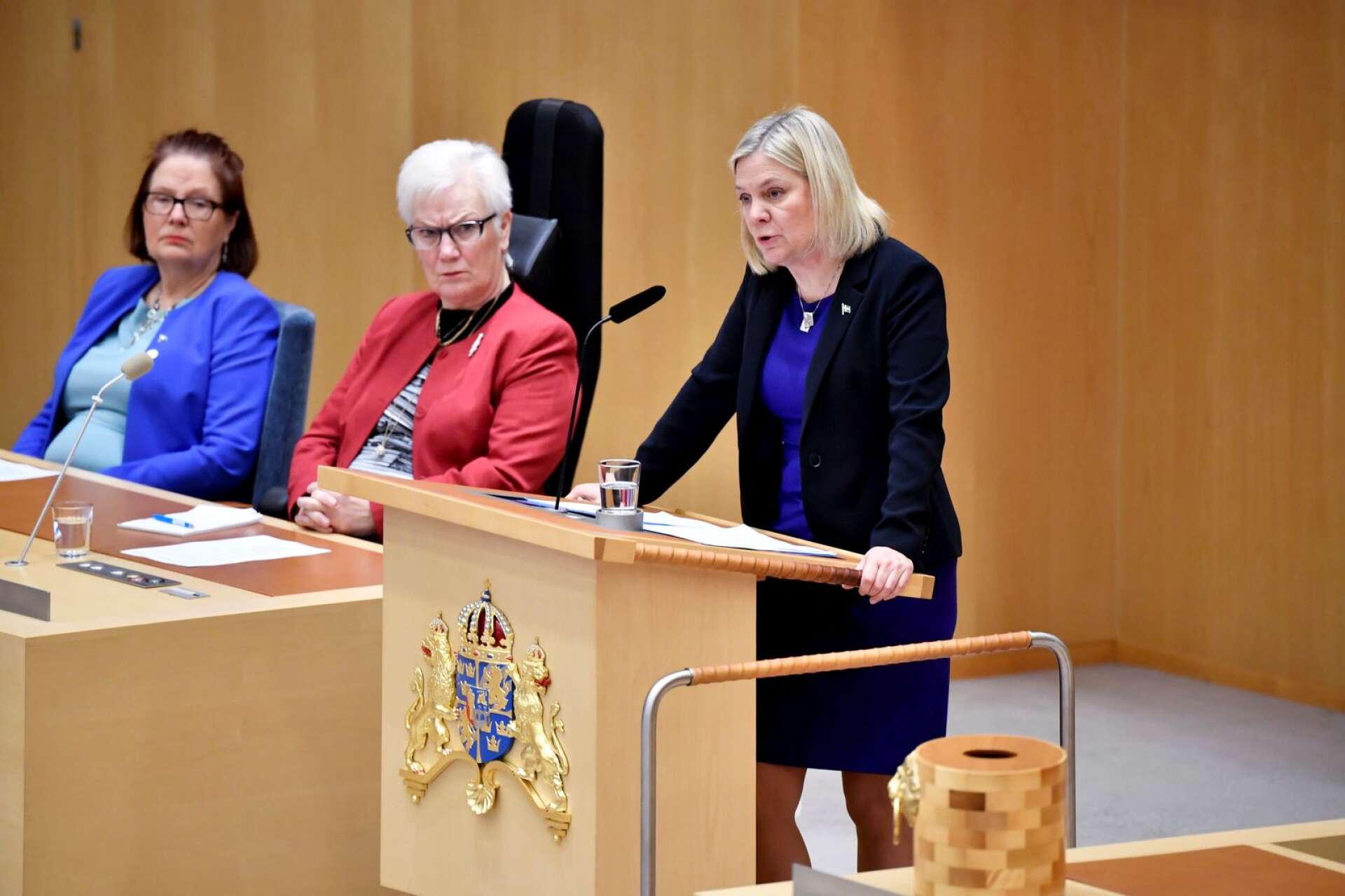 Statsminister Magdalena Andersson (S) läser upp sin regeringsförklaring i riksdagen.