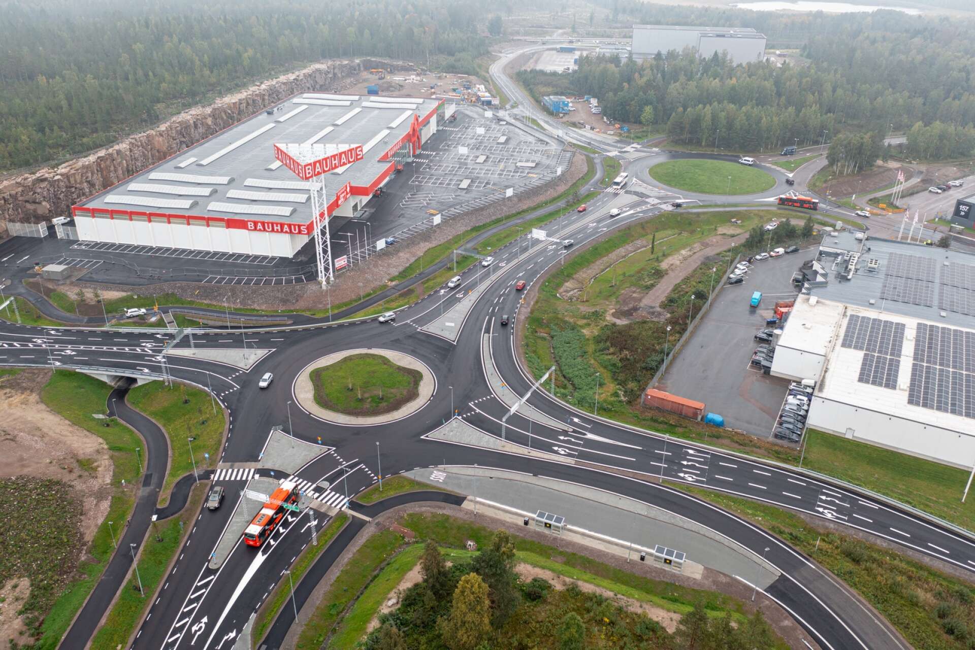 Under knappt 1,5 års tid har Karlstads kommun byggt ut trafiksystemet i Välsviken för att förbättra framkomligheten. Bland annat har det anlagts en stor rondell i korsningen Välsviksleden/avfarten från E18. Totalt har cirka 70 miljoner kronor investerats i projektet.
