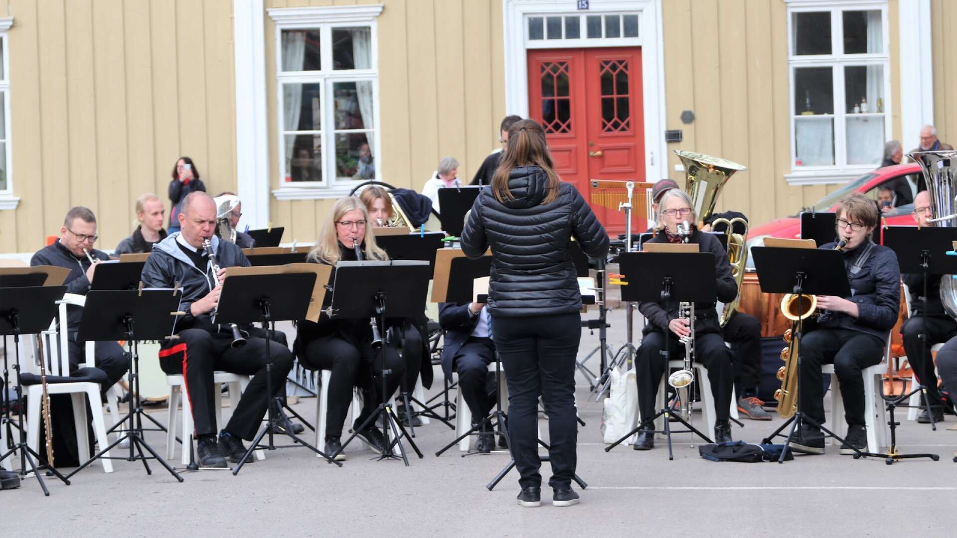 Åmål Concert band framträder på valborgsfirandet i Åmål på söndagskvällen.