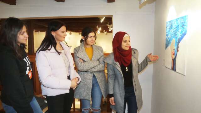 Tana Haj Rachid, Felicia Albertsson, Ninwa Sahkro och Lara Lahmouni stället ut under Öppen salong på Gutenbergshuset. 