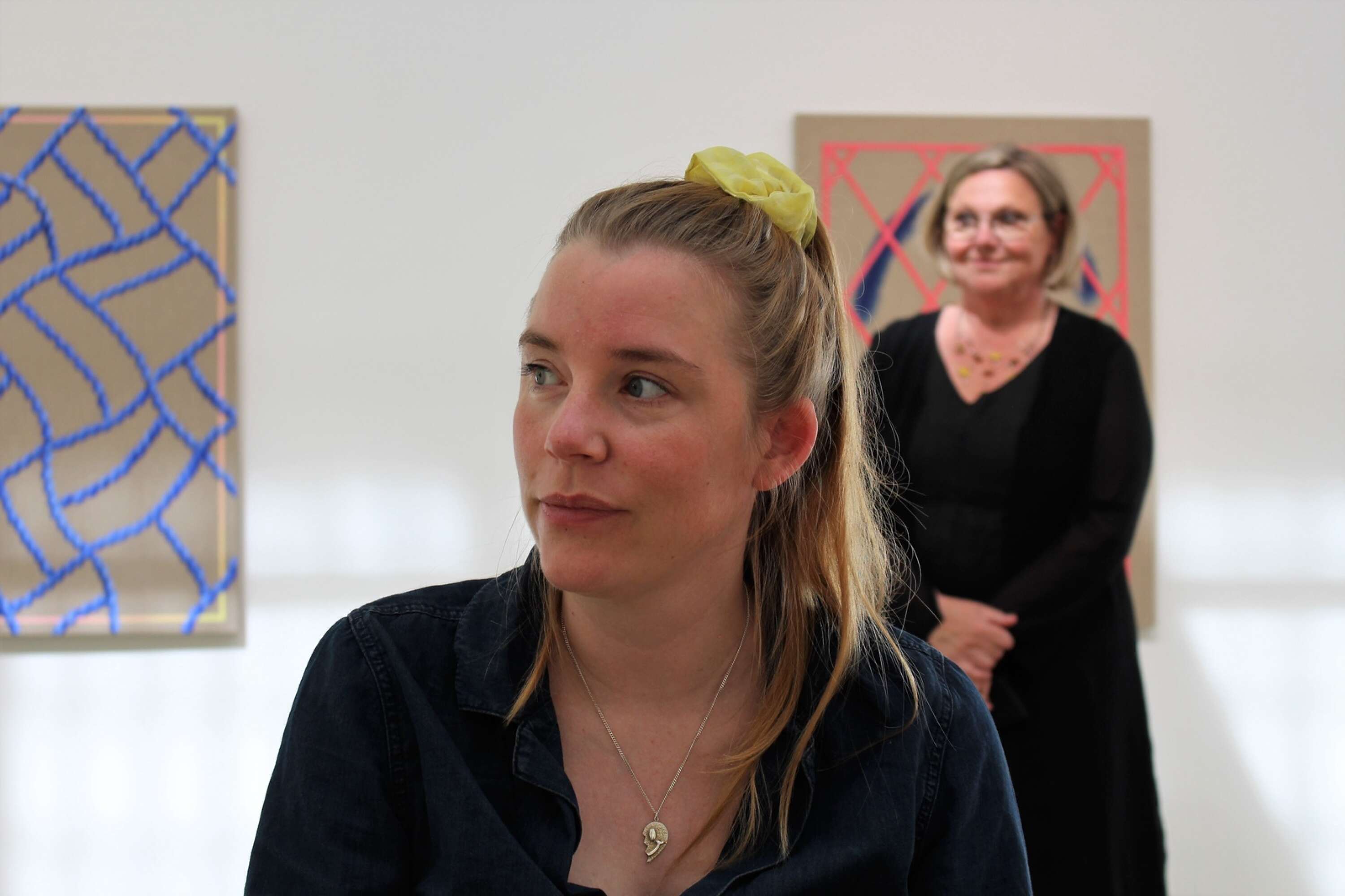 Sunna Hansdóttir och Rackstadmuseets chef Anneli Strömberg.