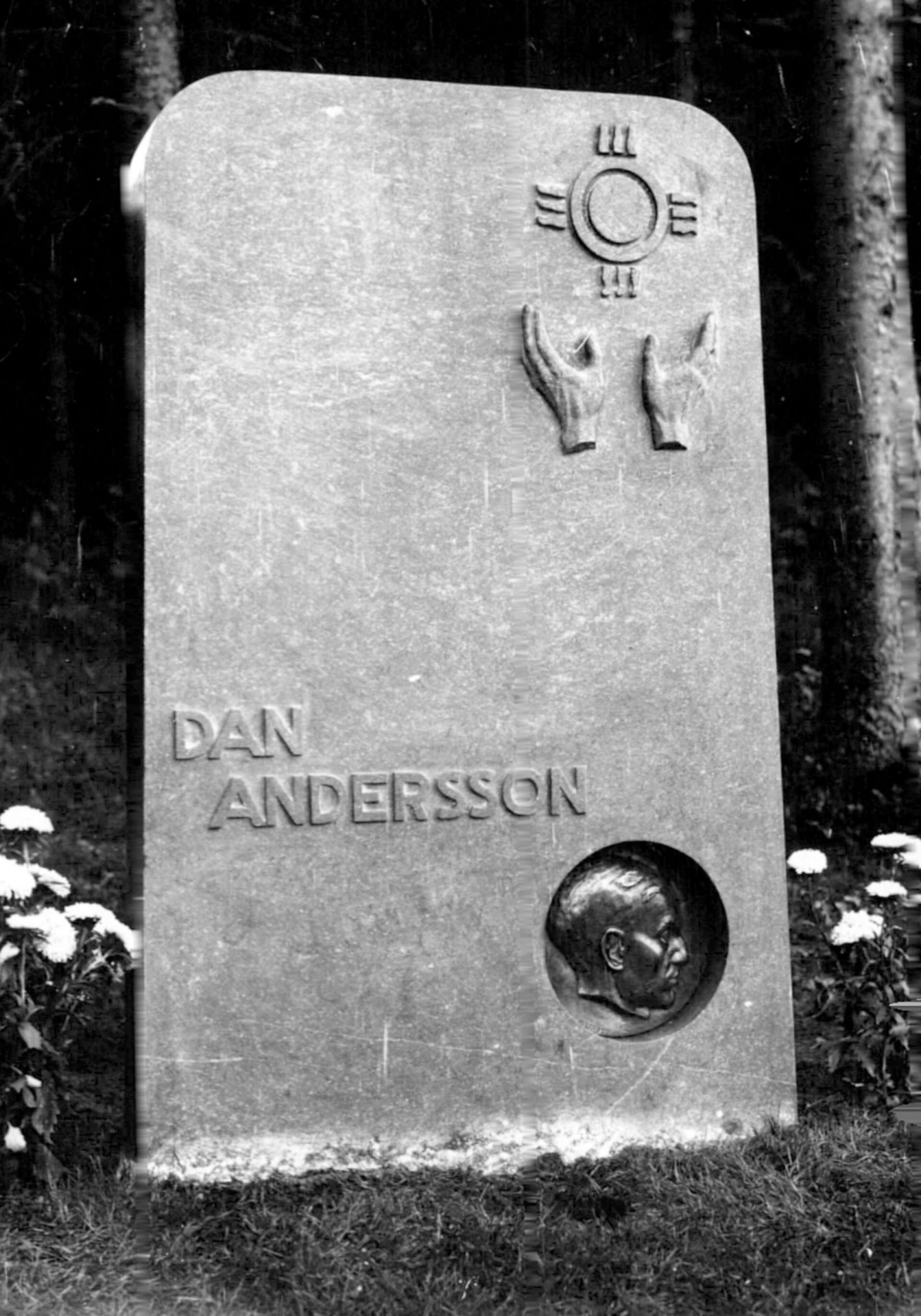 På nya kyrkogården i Ludvika finns minnesvården över författaren och poeten Dan Andersson.