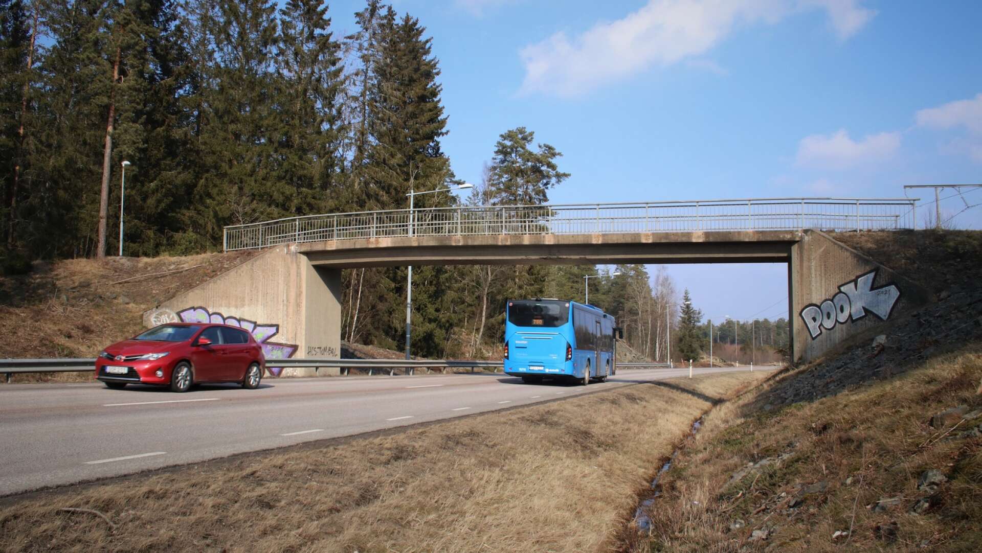 Gångbron över E45 ska repareras, med start i april. Arbetet beräknas ta en till två månader.