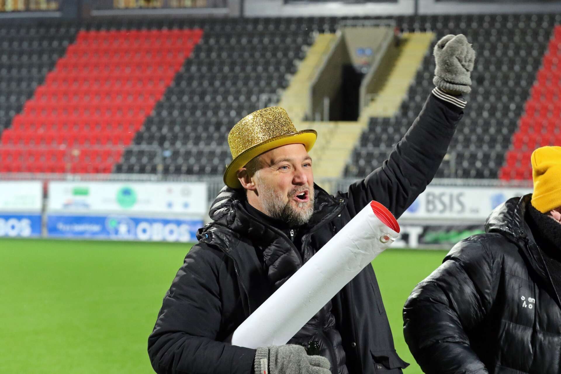 Sportchef Per Åstemo i guldhatt.