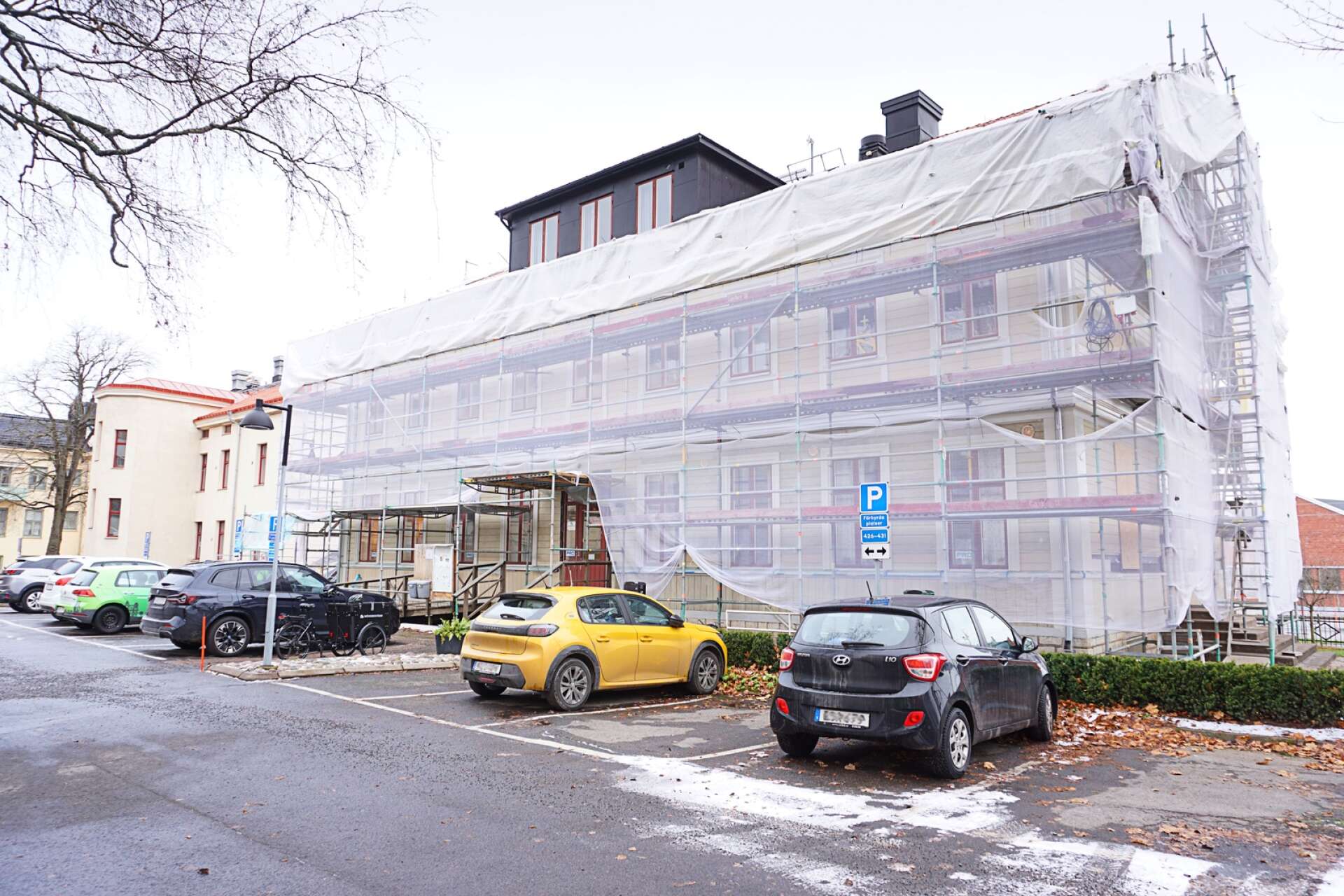 Huset på Skolgatan 2 genomgår renovering för att kunna fortsätta stå emot Skövdes väder och vind i framtiden.