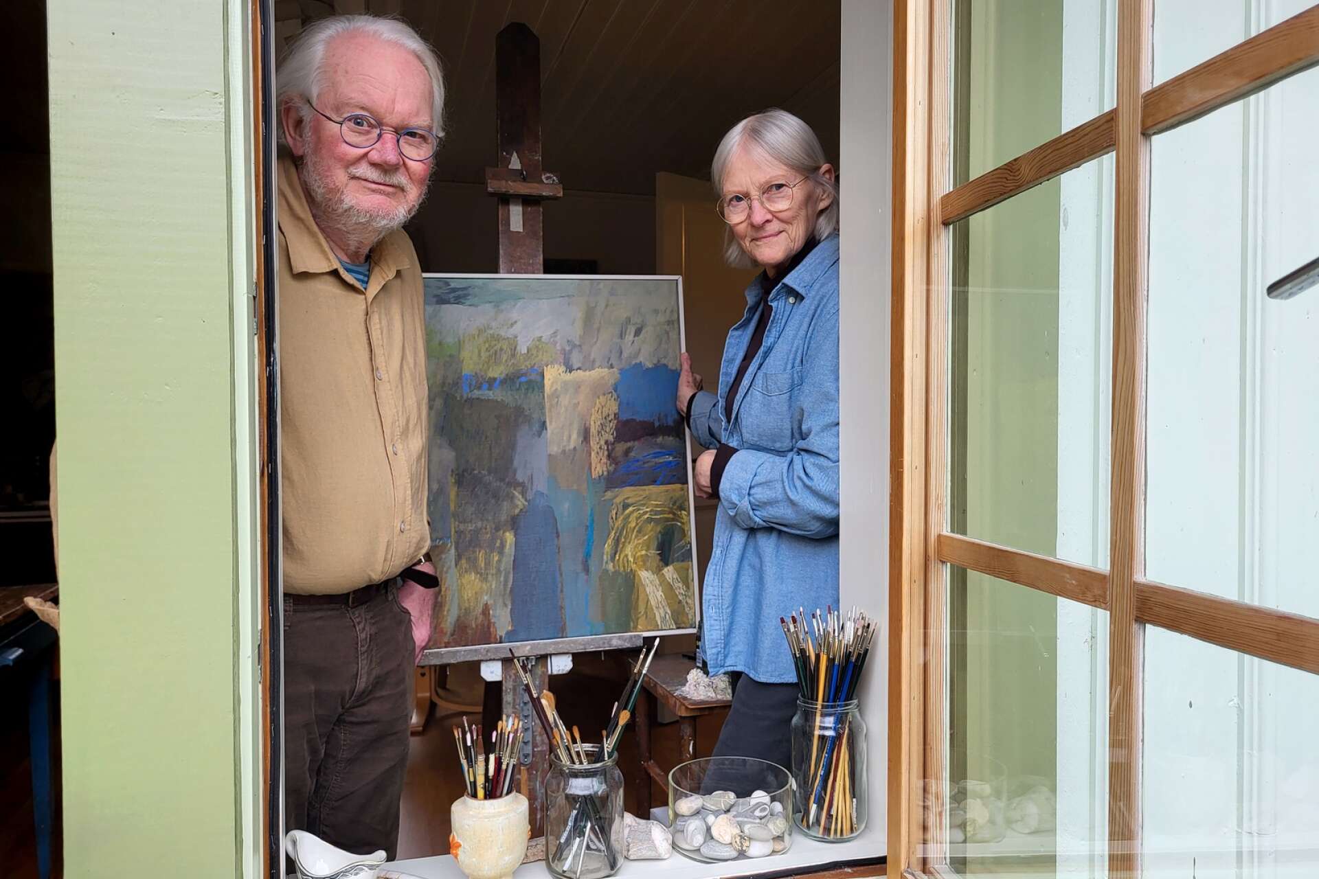 Väletablerade konstnärsparet Jan-Erik Svensson och Eva Ström Svensson visar sitt måleri på Bladhska galleriet i Skara.