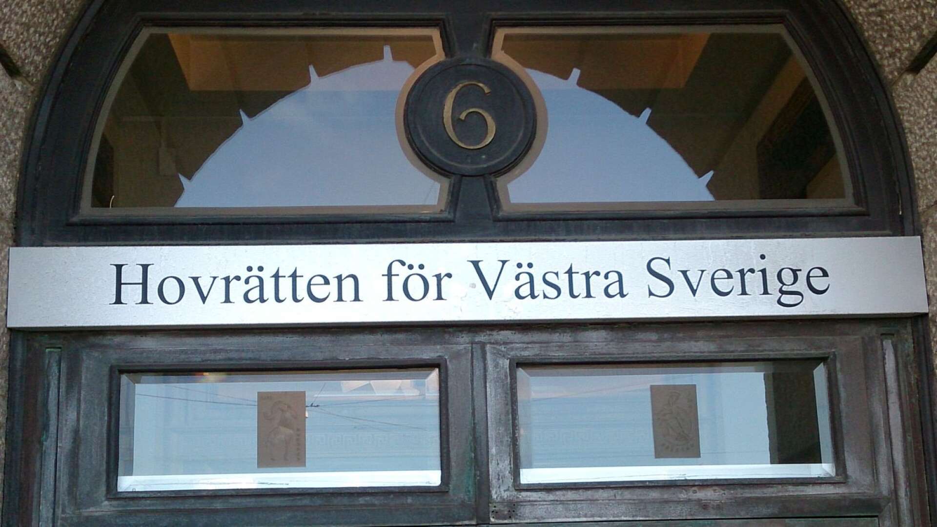 Hovrätten för västra Sverige har fastslagit tingsrättens dom på ett års fängelse, för en 29-åring som gjorde inbrott hos ett par i Färgelanda – medan de var hemma.