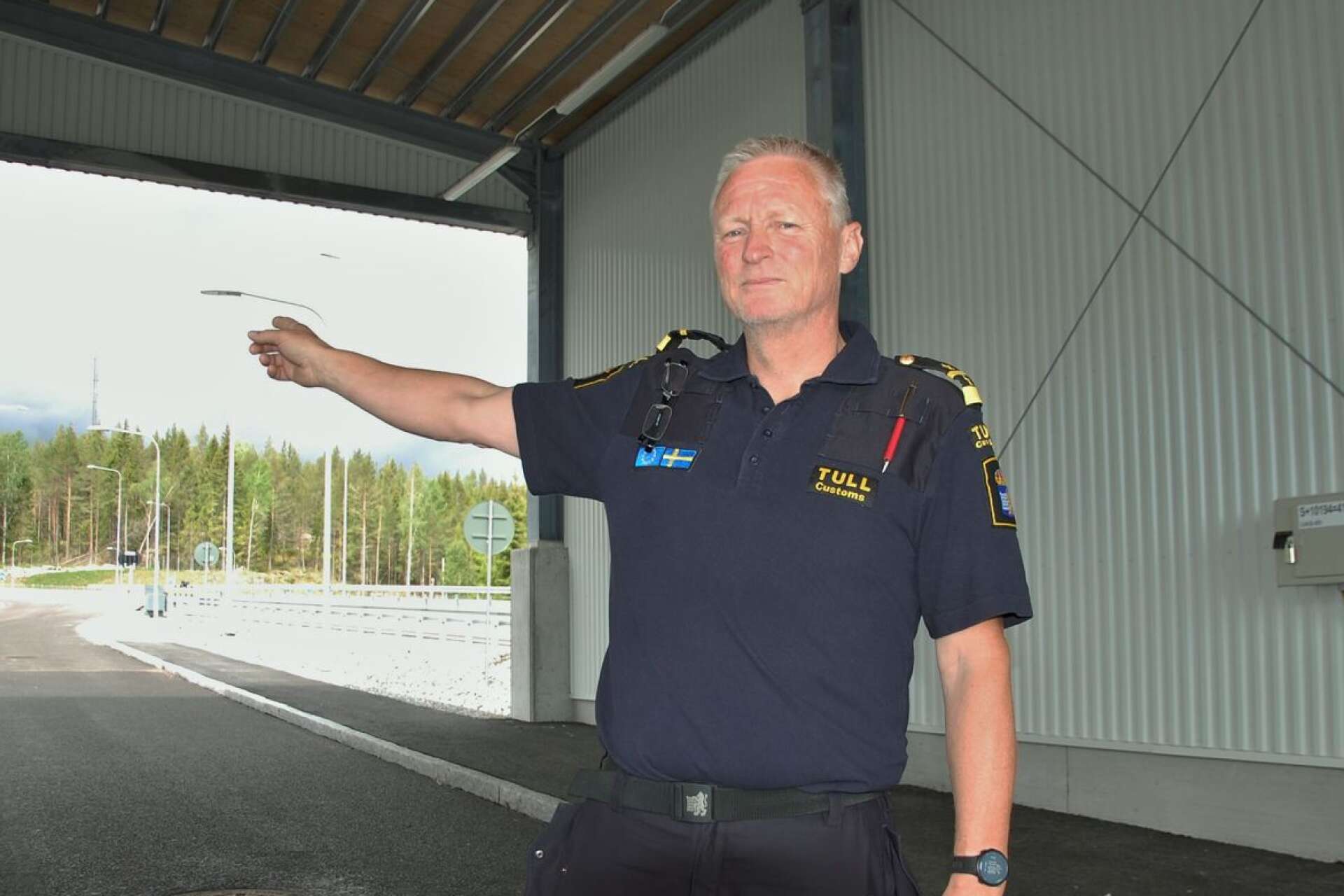 Roger Nilsson, gruppchef för tullen i Hån, säger att bilen blev skrot efter att den kört av vägen.