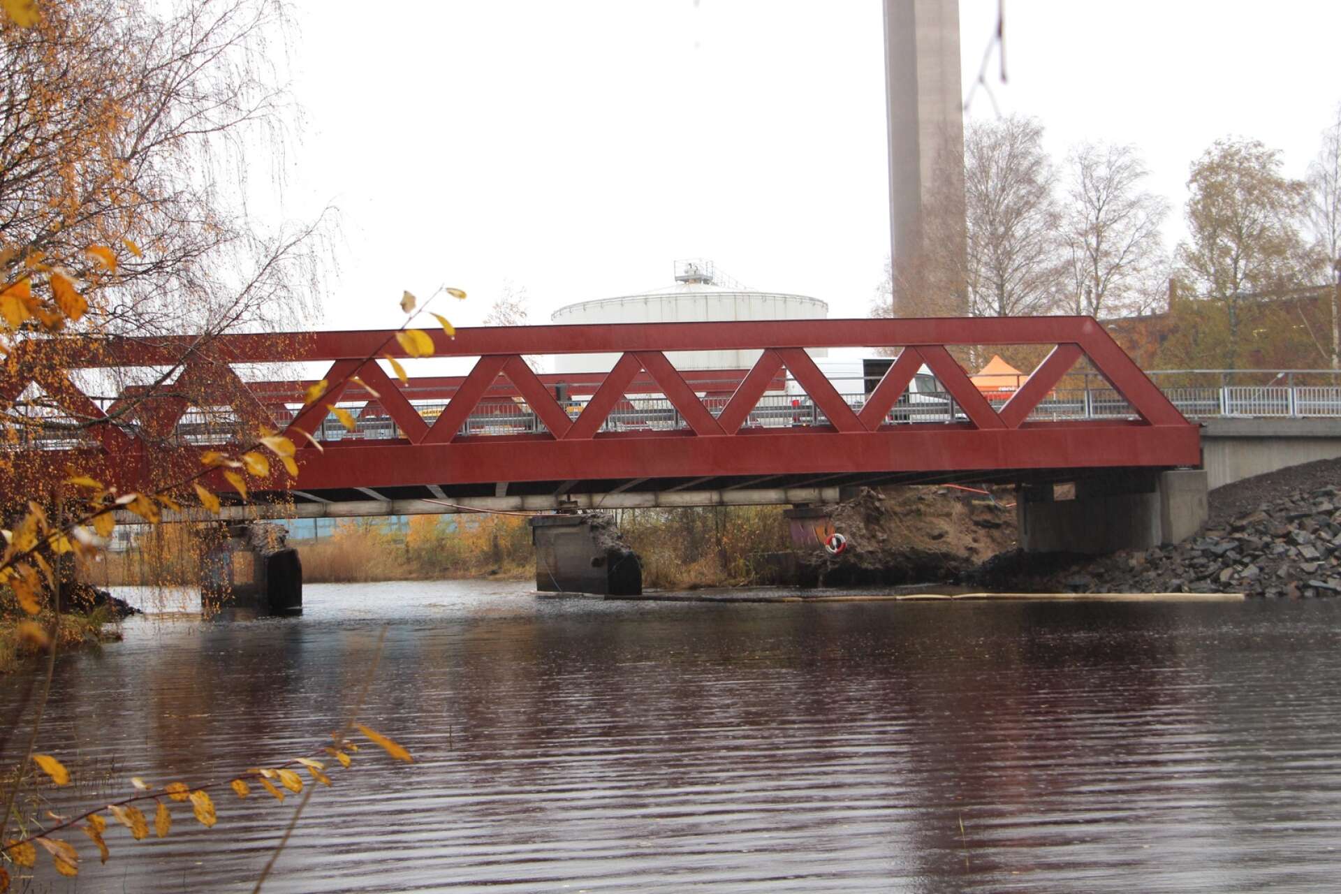 Engholmsbron lyftes på plats i slutet av september. Den nya bron är anpassad för Valmets transporter på en bit över 100 ton samtidigt som den tål ett möte med en annan lastbil med en last på upp till 74 ton. Det är stora uppgraderingar jämfört med den gamla bron.