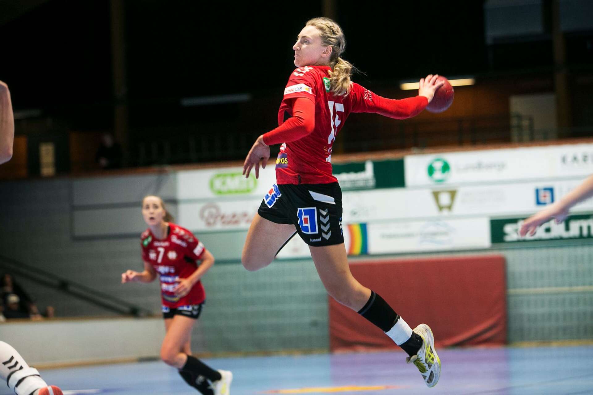 Kristin Wiklund, här i Helltontröjan, blir kvar i IFK Örebro där hon hoppas kunna spela mot slutet av nästa säsong. 
