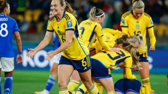 Sverige är klart för åttondelsfinal efter storseger mot Italien.