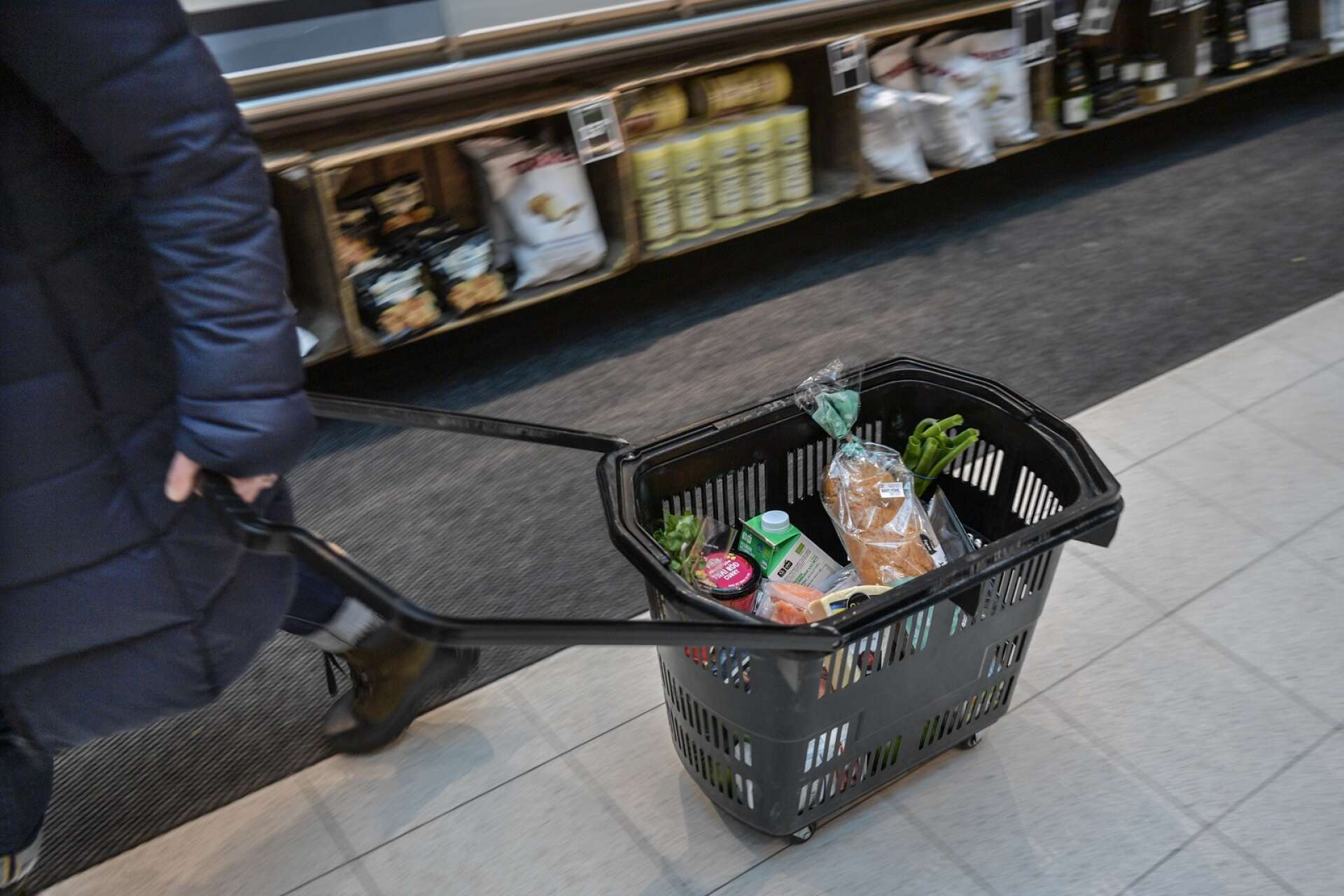 STOCKHOLM 20210119 -  Person handlar i matbutik. Foto Anders Wiklund / TT kod 10040