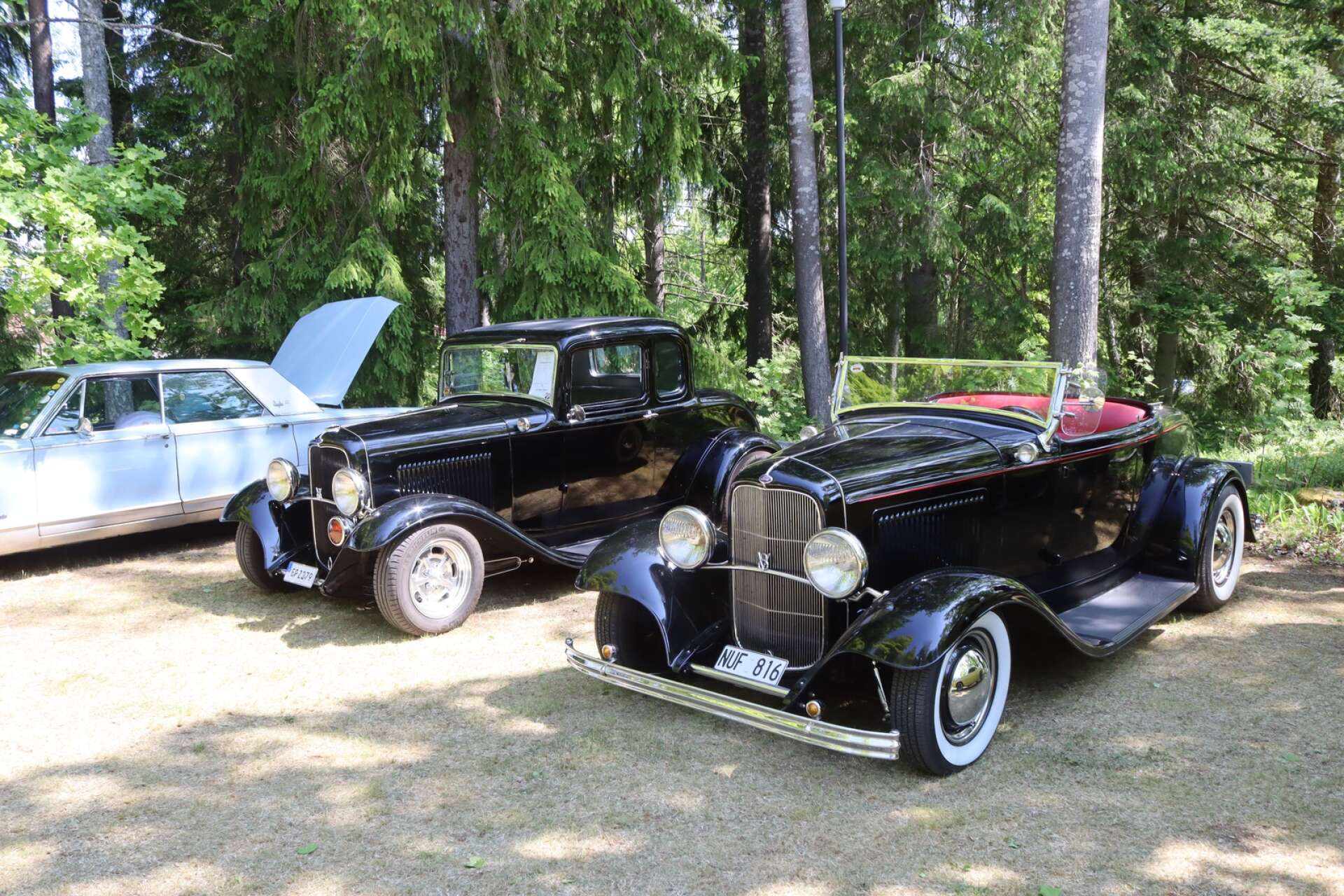Två verkliga veteraner: Ford Coupé och Ford Roadster, båda från 1932.
