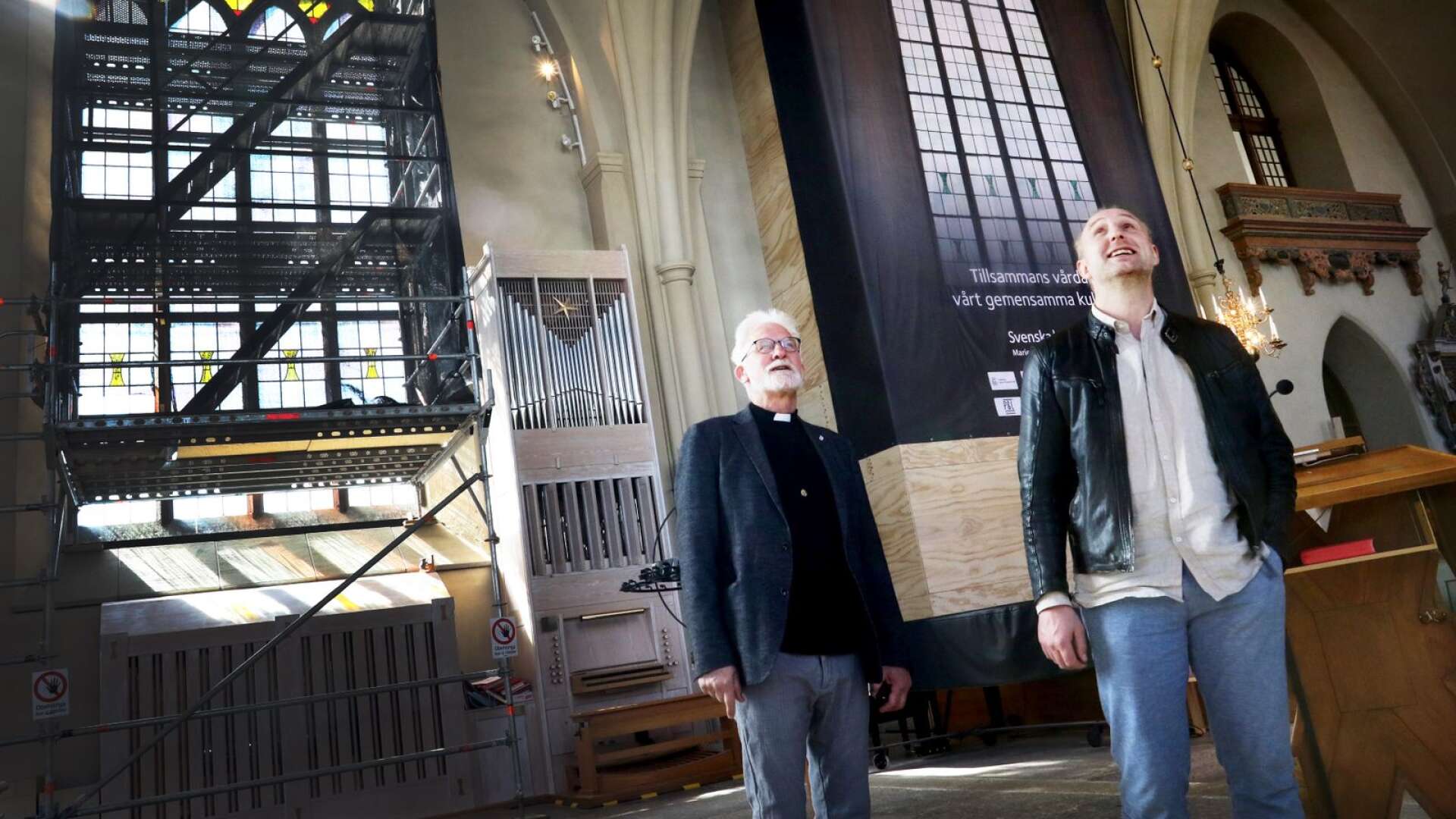 Kyrkoherde Willem-Jan Fens och fastighetsförvaltare Valdas Siupinis konstaterar att renoveringen just påbörjats.