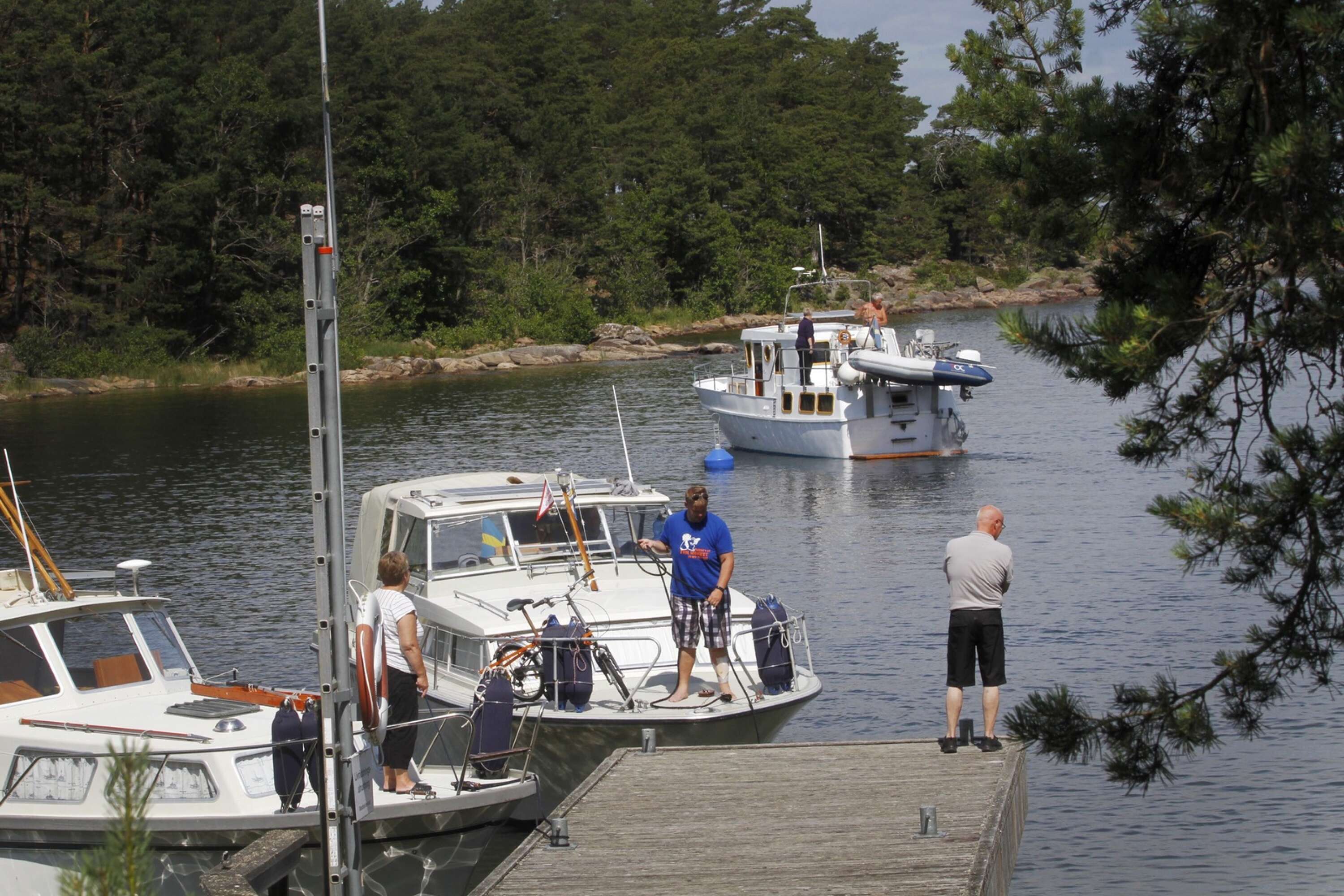 Avskilda Djurö är ett populärt besöksmål. Många tar sig dit i egen båt, men ett par företag erbjuder dagsutflykter.