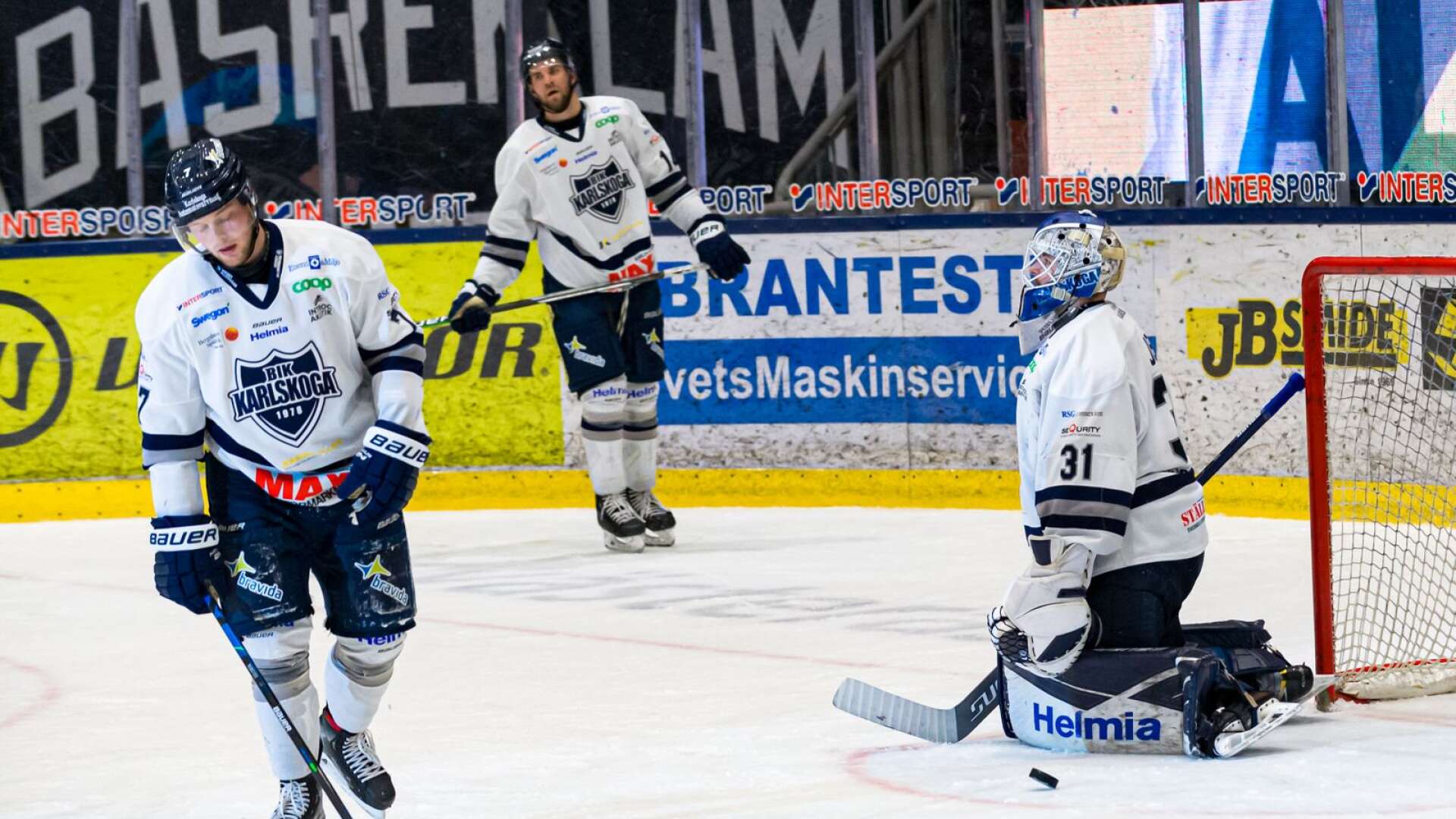 Axel Bergkvist, Henrik Björklund och Tim Juel deppar efter det insläppta målet i eget powerplay – ett slumpmässigt mål som vände matchen till Västerås fördel.