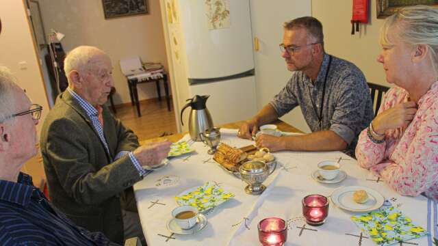 Miljöaktivisten Herbert Andersson har bjudit hem representanterna från Länsstyrelsen på kaffe med dopp för att diskutera vad som händer med sjön Viken. Filmaren Björn Obenius är också gäst.