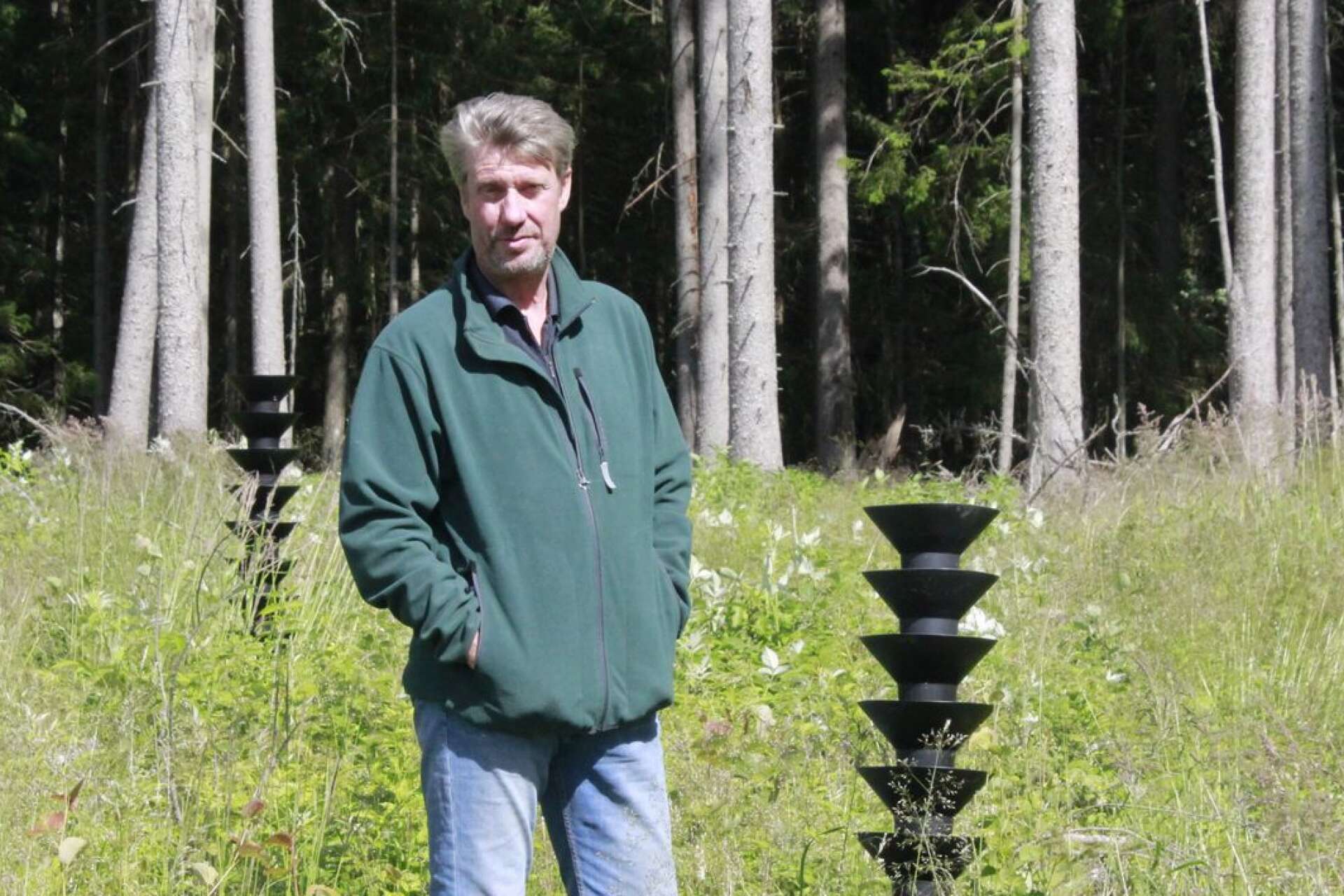 Per-Olof Södergren bredvid en feromonfälla som ska locka ut granbarkborren från skogen.