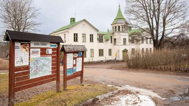 Den byggdes i mitten på 1800-talet och har varit brukets gamla kontorsbyggnad på bruksområdet i Munkfors.