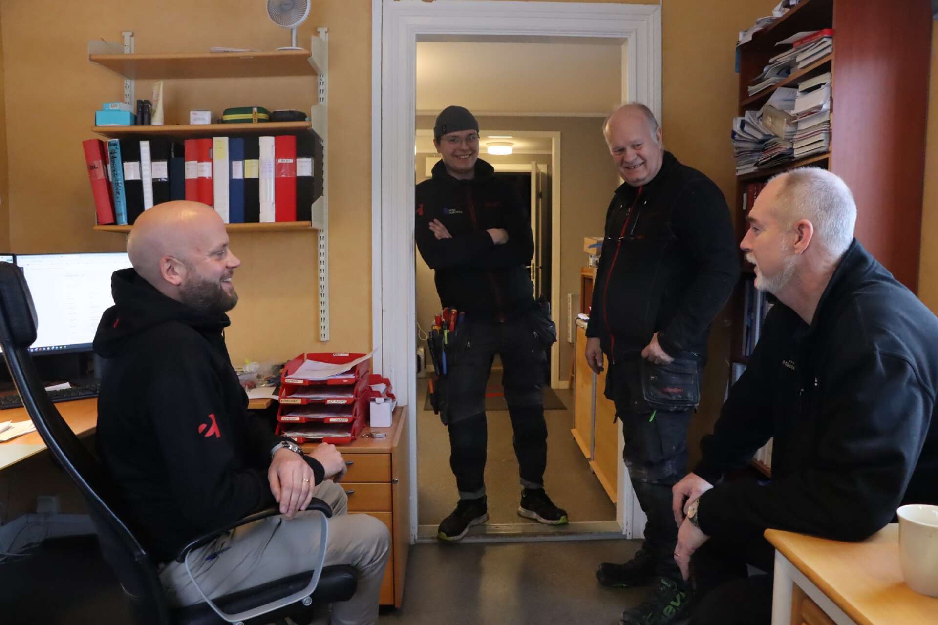 Johan Jansson, Vincent Westdahl, Stefan Åkesson och Jan Rask i samtal på Hova Elektriska. 