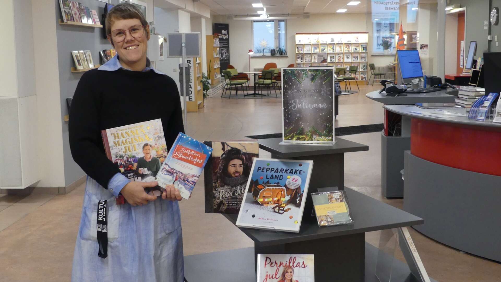  Annika Wahlström, bibliotekarie på vuxenavdelningen på Säffle bibliotek, berättar att det finns stort intresse för julromaner.