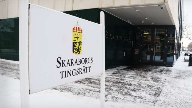 Flera personer är misstänkta för inblandning i den assistanshärva som nu rullas upp i Skaraborgs tingsrätt. En brukare, och även personer runt hen har enligt åklagaren överdrivit brukarens assistansbehov.