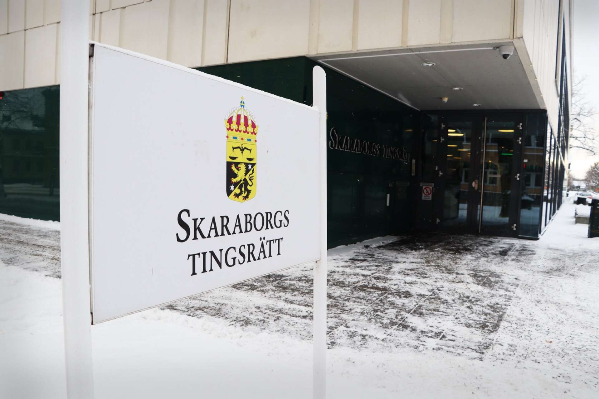 En man från Skara kommun åtalas vid Skaraborgs tingsrätt för koppleri efter att hans fru sålt sex för pengar.